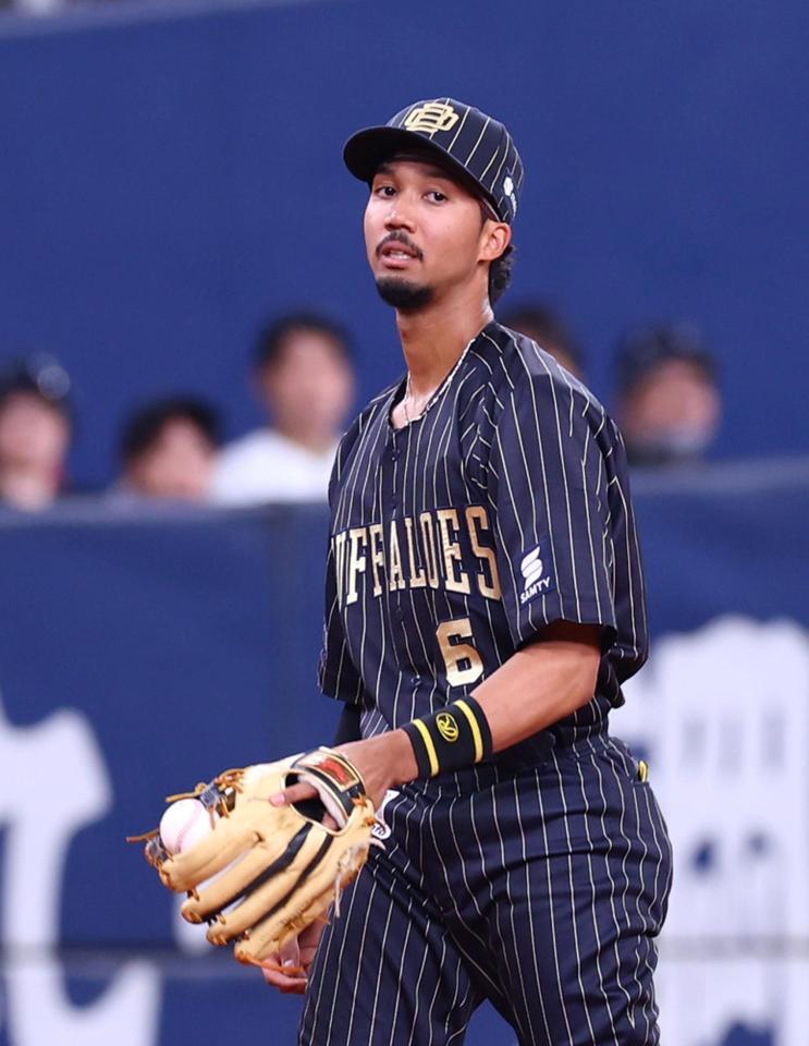 　８回、宗は山口の打球を捕球するもボールがクラブに挟まり送球できず（撮影・山口登）