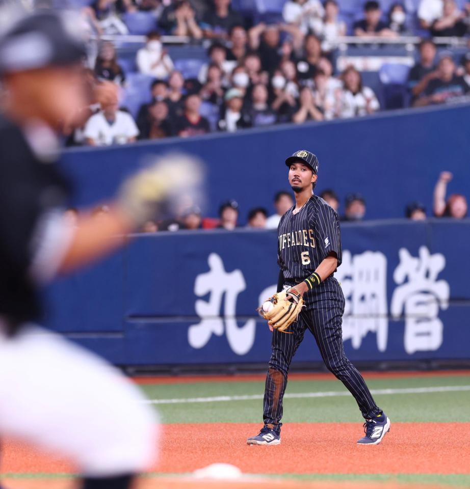 　８回、宗は山口の打球を捕球するもボールがクラブに挟まり送球できず（撮影・山口登）