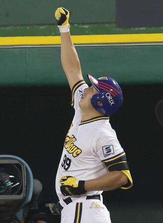 　２回、本塁打を放って生還しラオウポーズを見せる杉本（撮影・立川洋一郎）