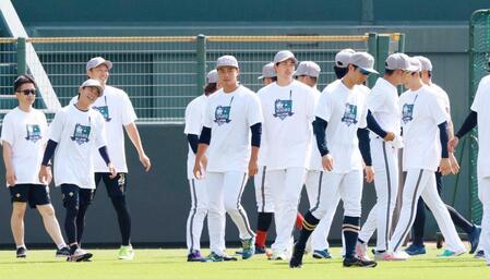 　そろいのＴシャツを着て練習する投手陣（撮影・立川洋一郎）