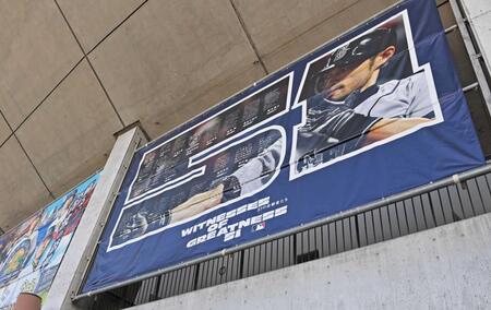 　球場の壁面を飾るイチローのバナー（撮影・立川洋一郎）