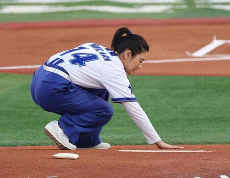 　始球式を務めた後、マウンドをならす石田ひかり＝２７日