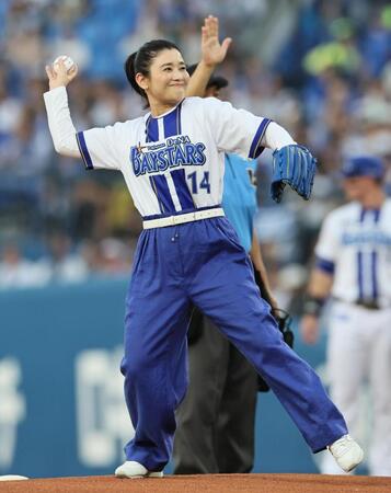 始球式を行う石田ひかり（撮影・田中太一）