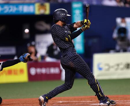 　９回、宗の放った打球がロッテベンチに飛び込む（撮影・山口登）