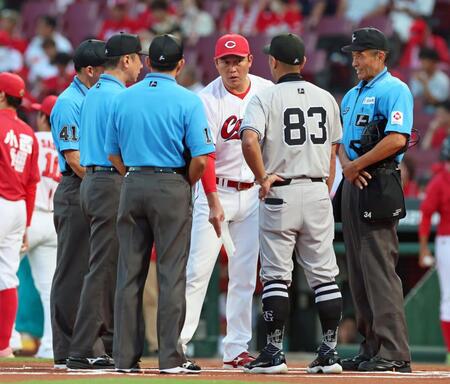 【写真】長~いメンバー表交換 敵将の顔をじっと見つめて聞き入る新井監督