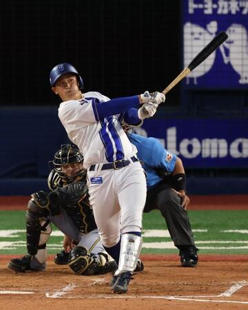 　２回、左越え同点２ランを放つ松尾（撮影・金田祐二）