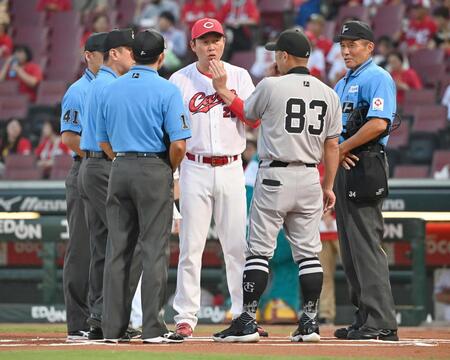 　試合前のメンバー表交換で話し込む阿部監督（８３）と新井監督