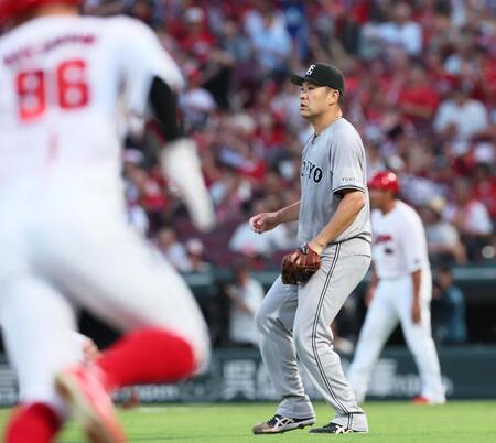 　１回、末包に適時二塁打を打たれる田中将（撮影・立川洋一郎）