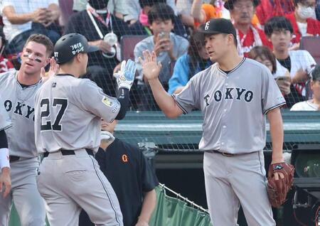 　１回、左中間へ２ランを放った岸田を出迎える田中将（撮影・市尻達拡）