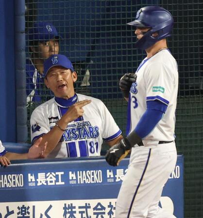 　４回、勝ち越しソロを放ったオースティンを迎える三浦監督（撮影・金田祐二）