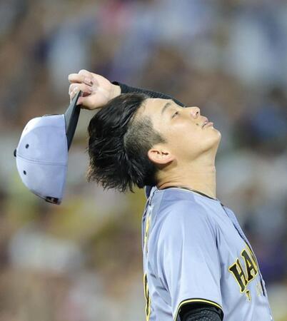 　４回、オースティンに勝ち越しソロを浴び、天を仰ぐ伊原（撮影・西岡正）