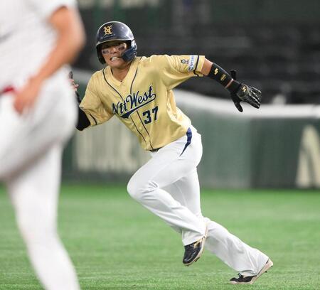 　２回、四球で出塁したＮＴＴ西日本・北條史也（撮影・堀内翔）