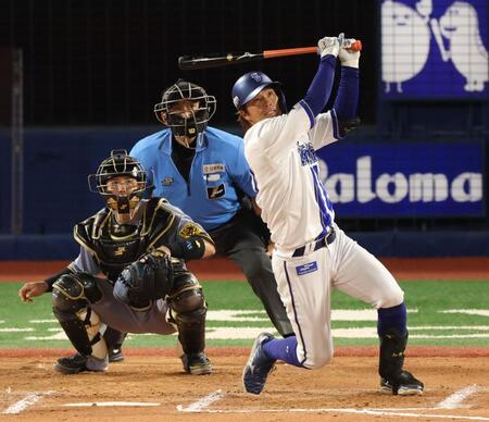 　６回、左越え２ランを放つ知野（撮影・金田祐二）