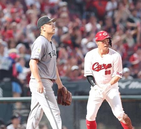 　２回、ファビアンに左前２点タイムリーを浴び、中村奨の生還を許す田中将（撮影・市尻達拡）