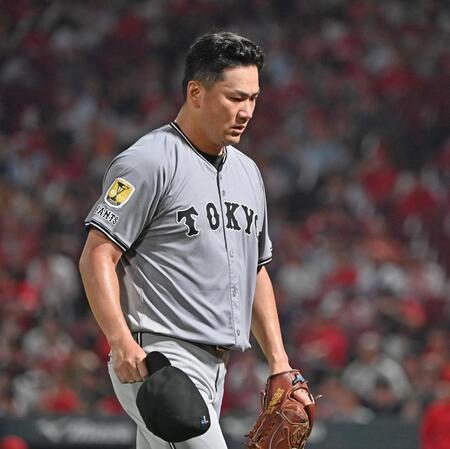 　２回裏終了、ベンチに戻る田中将