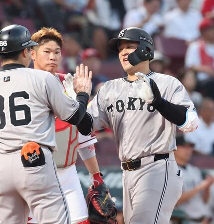 　２回、左中間へ２ランを放ち、タッチを交わす岸田（撮影・市尻達拡）