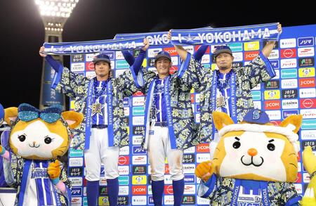 　お立ち台でポーズを決める（左から）知野、松尾、森唯（撮影・西岡正）