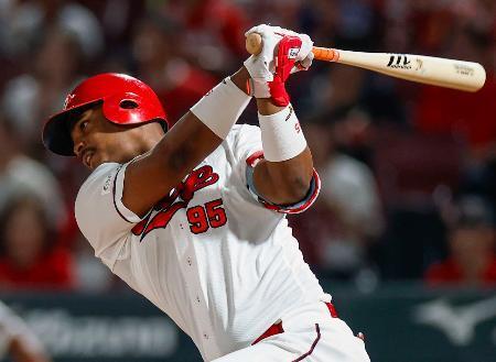 　６回広島１死一、二塁、モンテロが中前に適時打を放つ＝マツダ