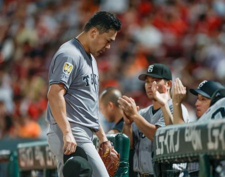 　２回を投げ終え、ベンチに戻る巨人・田中将。そのまま降板した＝マツダ