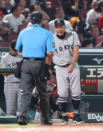 　３回の守備を前に選手交代を告げる阿部監督（撮影・市尻達拡）