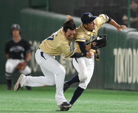 　６回、打球を追って交錯するＮＴＴ西日本・北條史也と藤井健平（右）＝撮影・堀内翔