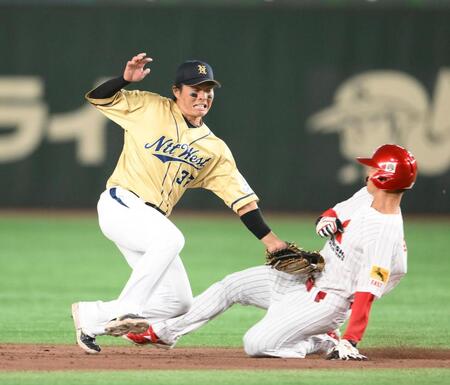 　３回、三菱重工Ｅａｓｔの一走・汐月祐太郎（右）をタッチアウトにするＮＴＴ西日本・北條史也（撮影・堀内翔）