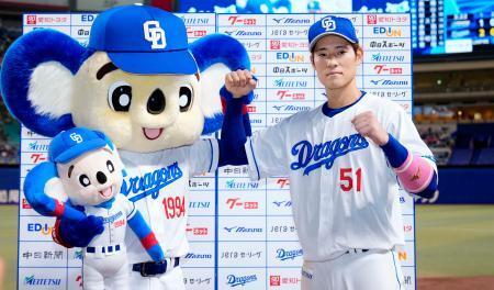 　ヤクルトに勝利し、ポーズをとる中日・上林＝バンテリンドーム