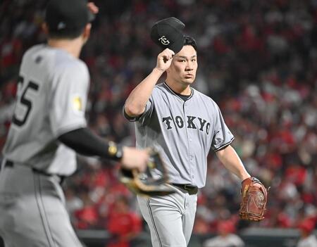 　２回裏終了、ベンチに戻る田中将。手前は泉口