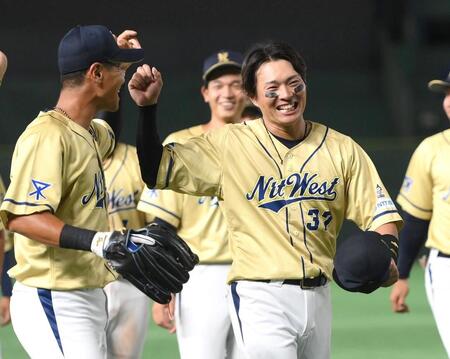 　試合後、祝福される決勝２ランを放ったＮＴＴ西日本・北條史也（撮影・堀内翔）