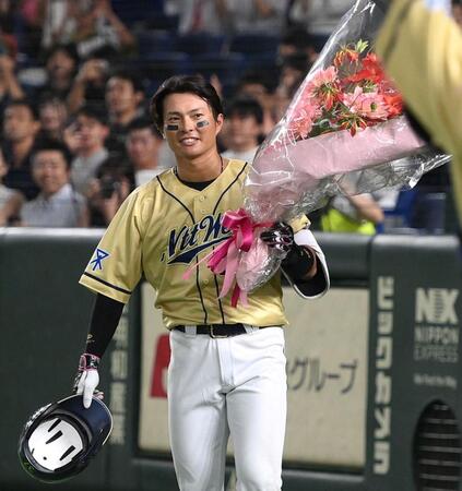 　９回、東京ドーム通算２１００号本塁打を放ち花束を手にするＮＴＴ西日本・北條史也（撮影・堀内翔）