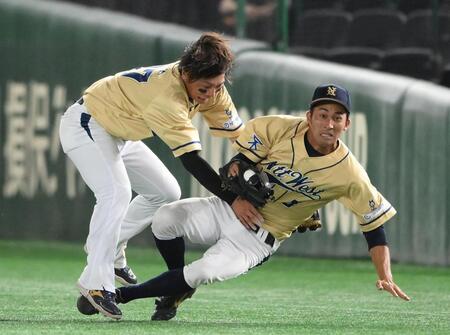 　６回、打球を追って交錯するＮＴＴ西日本・北條史也と藤井健平（右）＝撮影・堀内翔