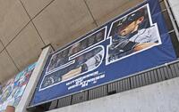　球場の壁面を飾るイチローのバナー（撮影・立川洋一郎）