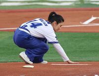 　始球式を務めた後、マウンドをならす石田ひかり＝２７日