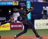 　９回、宗の放った打球がロッテベンチに飛び込む（撮影・山口登）