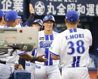 　２回、同点２ランを放ち、ナインとタッチを交わす松尾（撮影・西岡正）