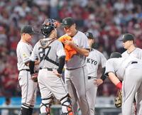 　２回、ピンチを招き汗をぬぐう田中将（撮影・市尻達拡）