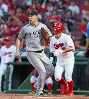 　１回、末包に適時二塁打を打たれベースカバーに走る田中将（撮影・立川洋一郎）