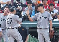 　１回、左中間へ２ランを放った岸田を出迎える田中将（撮影・市尻達拡）