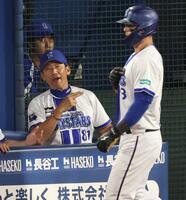 　４回、勝ち越しソロを放ったオースティンを迎える三浦監督（撮影・金田祐二）
