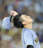 　４回、オースティンに勝ち越しソロを浴び、天を仰ぐ伊原（撮影・西岡正）