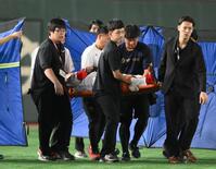 　２回、担架で運ばれる三菱重工Ｅａｓｔ・江越海地（撮影・堀内翔）