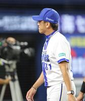 　６回、投手交代を告げ、ベンチへ引き揚げる三浦監督（撮影・西岡正）