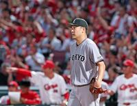 　２回、ファビアンの２点適時打で５点目を失い、ぼう然とする田中将（撮影・立川洋一郎）