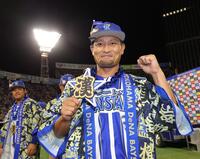 　ヒーローインタビューの後、ポーズを決める森唯（撮影・西岡正）