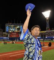 　今季初勝利を挙げ、スタンドに帽子を振る森唯（撮影・西岡正）