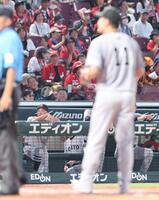 　２回、暴投での失点直後、ベンチから投球の行方を見つめる阿部監督（撮影・市尻達拡）
