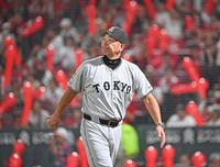 　７回裏を前に選手交代を告げベンチに戻る阿部監督