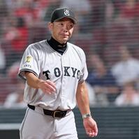 　選手交代を告げてベンチへ引き揚げる阿部監督（撮影・立川洋一郎）