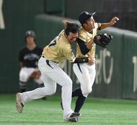 　６回、打球を追って交錯するＮＴＴ西日本・北條史也と藤井健平（右）＝撮影・堀内翔