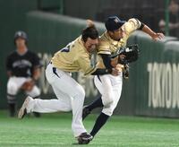 　６回、打球を追って交錯するＮＴＴ西日本・北條史也と藤井健平（右）＝撮影・堀内翔